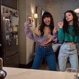 Sara Waisglass y Chelsea Clark en el 2x01 de 'Ginny & Georgia'