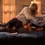 Brianne Howey y Antonia Gentry en Capítulo 1 titulado '¡Bienvenidos, perras!' de 'Ginny y Georgia'