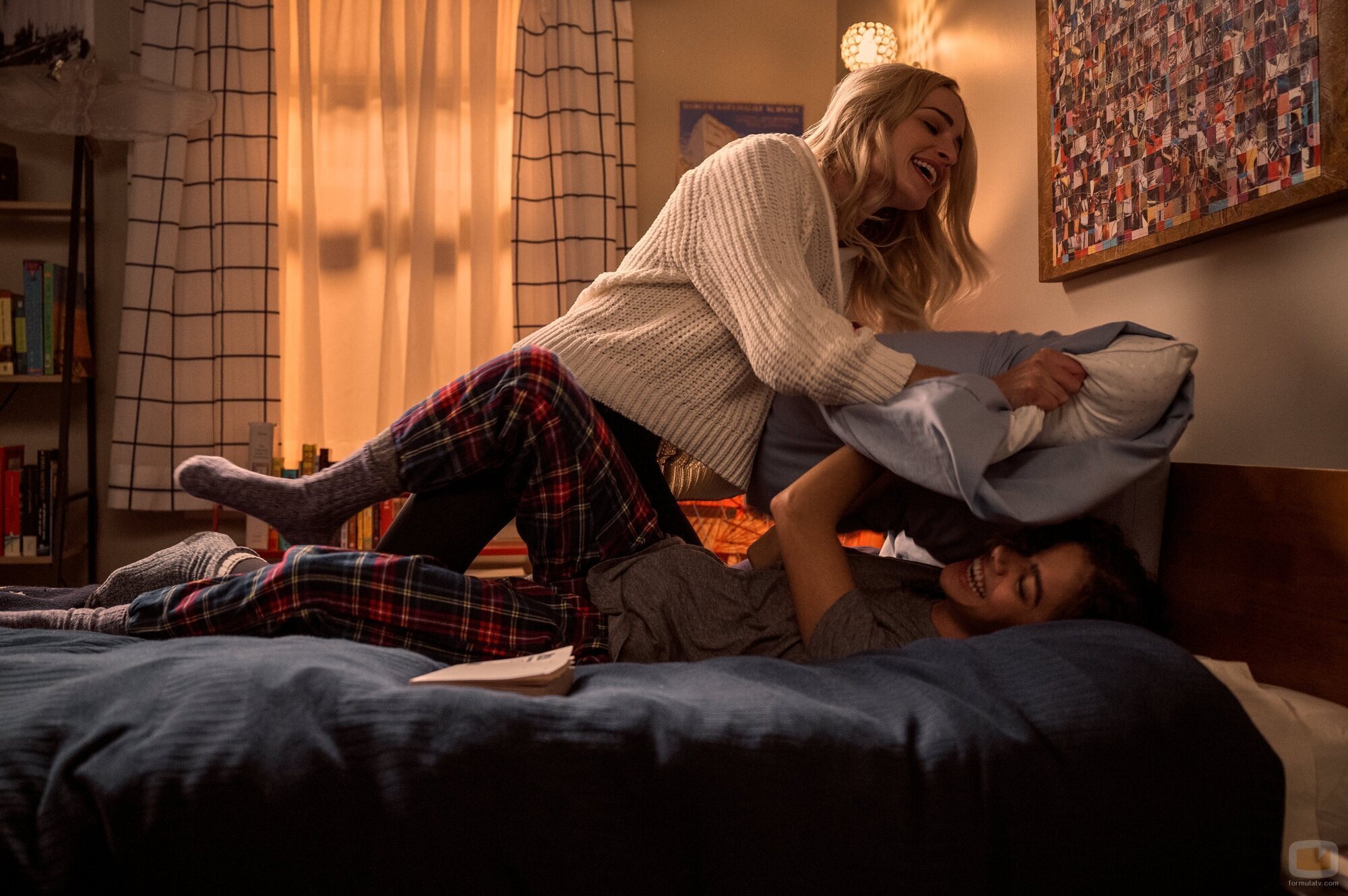 Brianne Howey y Antonia Gentry en Capítulo 1 titulado '¡Bienvenidos, perras!' de 'Ginny y Georgia'