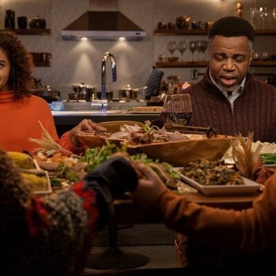 Antonia Gentry y Kevin Hanchard en el 2x01 de 'Ginny y Georgia'