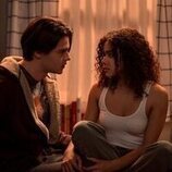 Felix Mallard y Antonia Gentry en 2x01 titulado '¡Bienvenidos, perras!' de 'Ginny y Georgia'