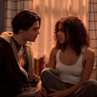 Felix Mallard y Antonia Gentry en 2x01 titulado '¡Bienvenidos, perras!' de 'Ginny y Georgia'
