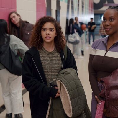 Antonia Gentry y Tameka Griffiths en 2x02 titulado '¿Por qué todo tiene que ser tan horrible siempre y para siempre?' de 'Ginny y Georgia'