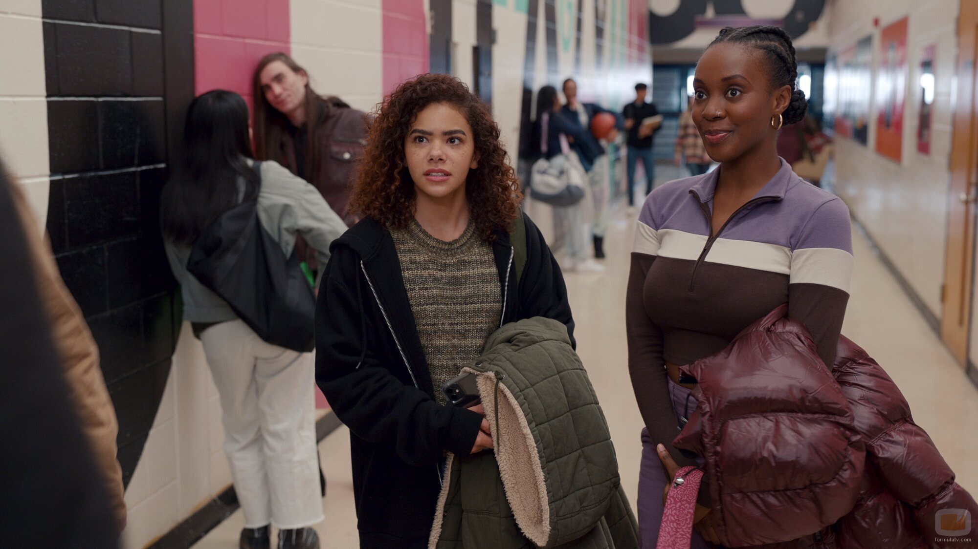 Antonia Gentry y Tameka Griffiths en 2x02 titulado '¿Por qué todo tiene que ser tan horrible siempre y para siempre?' de 'Ginny y Georgia'