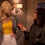 Brianne Howey y Antonia Gentry en el '¿A qué estás jugando, jovencita?' de 'Ginny & Georgia'