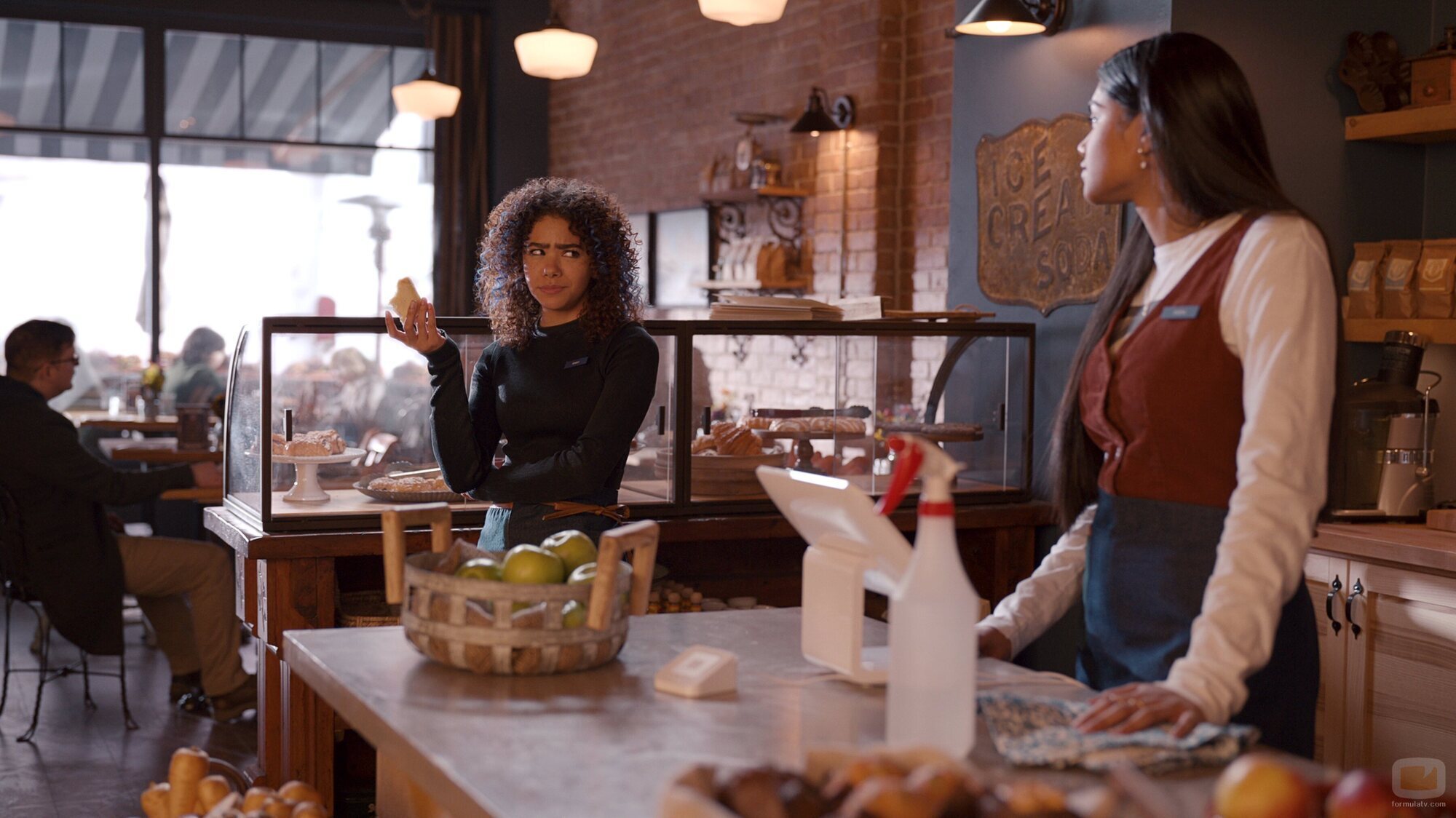 Antonia Gentry y Rebecca Ablack en 2x03 '¿A qué estás jugando, jovencita?' de 'Ginny y Georgia'