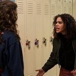 Antonia Gentry y Sara Waisglass en 'Feliz cumple mío para mí' de 'Ginny y Georgia'