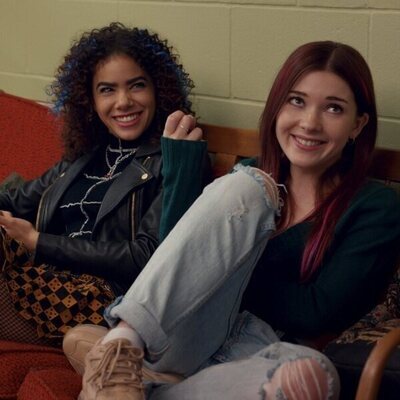 Katie Douglas y Antonia Gentry en 2x04 titulado 'Feliz cumple mío para mí' de 'Ginny y Georgia'