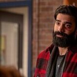 Raymond Ablack en el 'Feliz cumple mío para mí' de 'Ginny & Georgia'