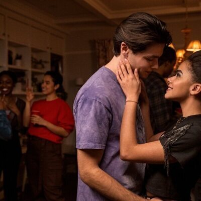 Felix Mallard y Antonia Gentry en 'Feliz cumple mío para mí' de 'Ginny y Georgia'