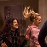 Brianne Howey y Antonia Gentry en 2x04 'Feliz cumple mío para mí' de 'Ginny y Georgia'