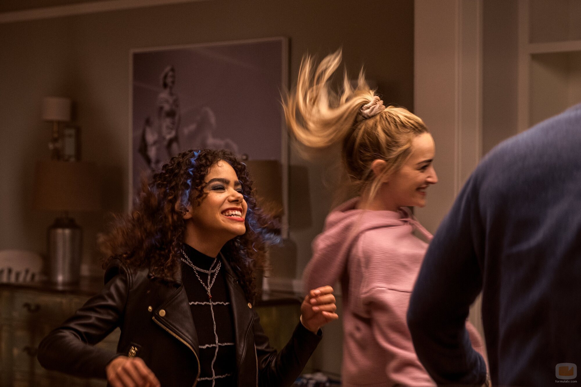 Brianne Howey y Antonia Gentry en 2x04 'Feliz cumple mío para mí' de 'Ginny y Georgia'