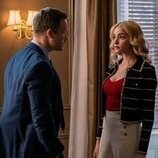 Brianne Howey y Scott Porter en 'Los latkes son una pasada' de 'Ginny y Georgia'