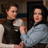 Sara Waisglass y Katelyn Wells en el 'Los latkes son una pasada' de 'Ginny & Georgia'