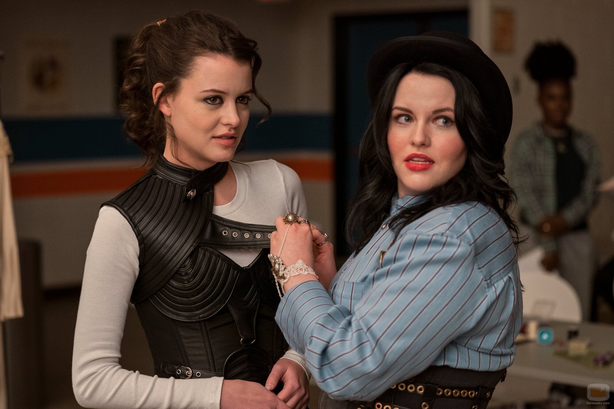 Sara Waisglass y Katelyn Wells en el 'Los latkes son una pasada' de 'Ginny & Georgia'