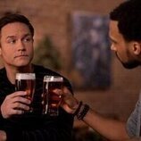 Nathan Mitchell y Scott Porter en el 'Los latkes son una pasada' de 'Ginny & Georgia'