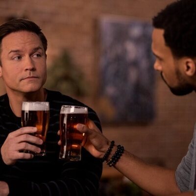 Nathan Mitchell y Scott Porter en el 'Los latkes son una pasada' de 'Ginny & Georgia'