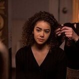 Brianne Howey y Antonia Gentry en 2x05 'Los latkes son una pasada' de 'Ginny y Georgia'