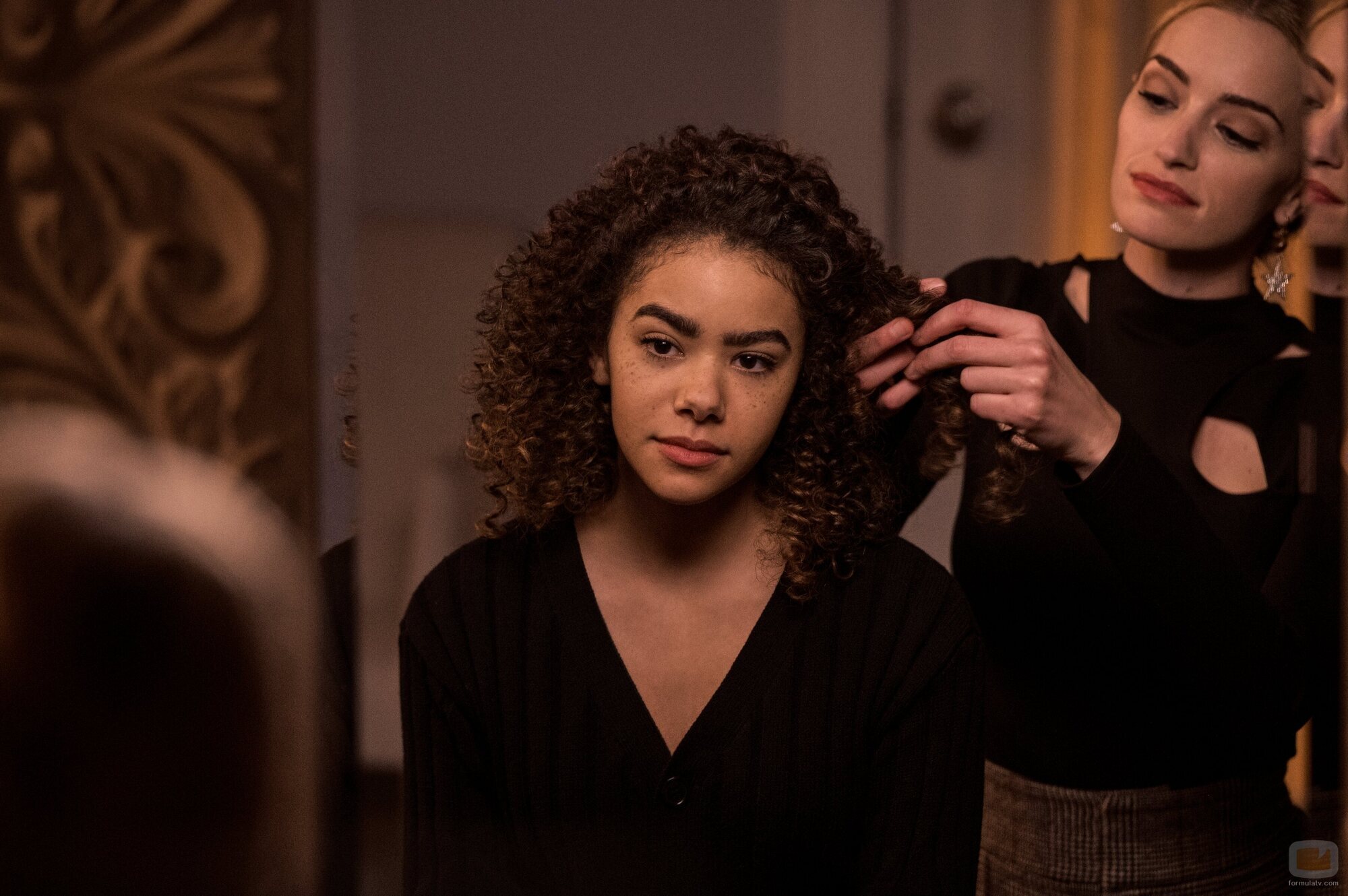 Brianne Howey y Antonia Gentry en 2x05 'Los latkes son una pasada' de 'Ginny y Georgia'