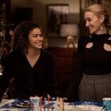 Brianne Howey y Antonia Gentry en Capítulo 5 titulado 'Los latkes son una pasada' de 'Ginny y Georgia'