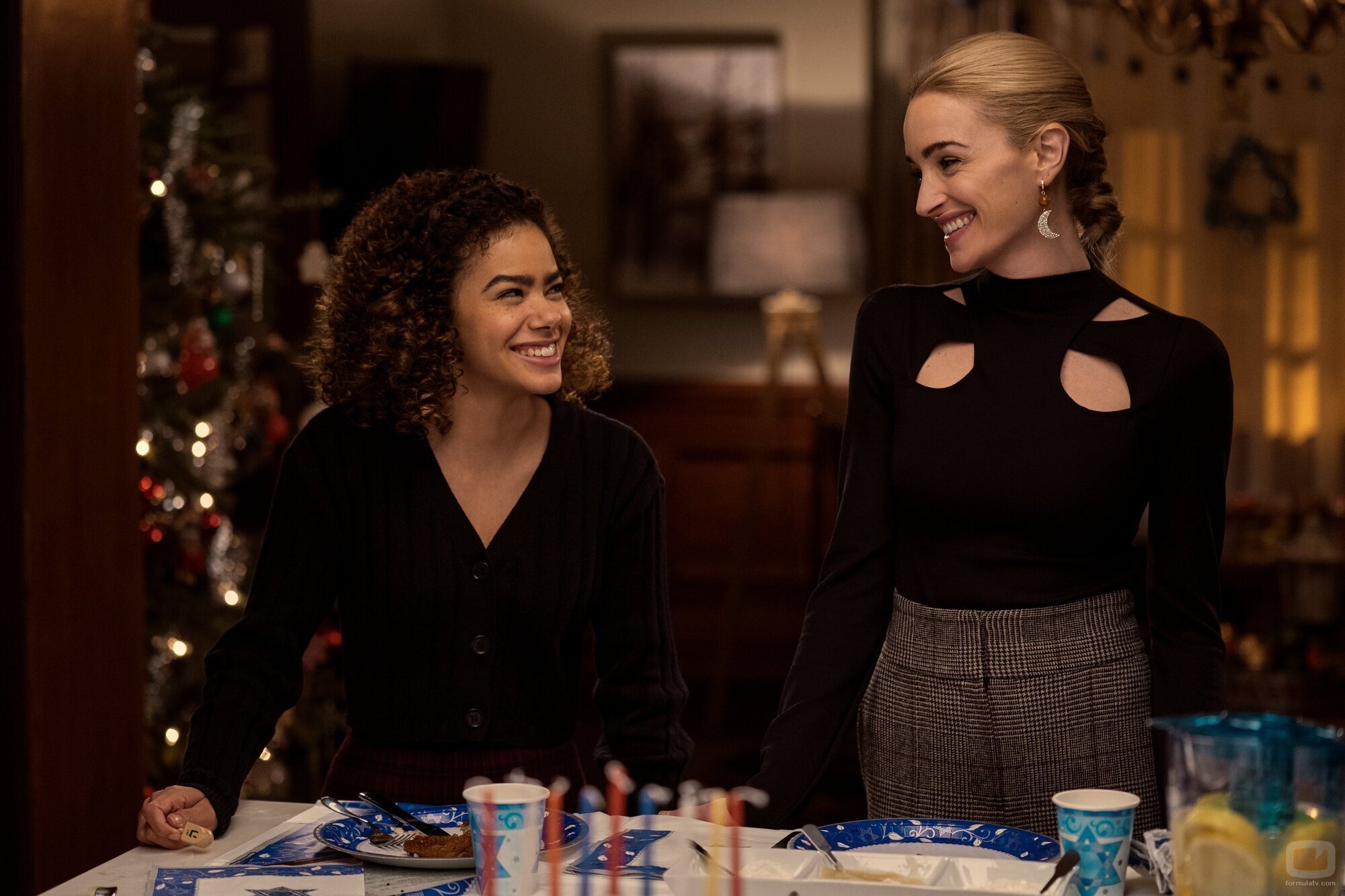 Brianne Howey y Antonia Gentry en Capítulo 5 titulado 'Los latkes son una pasada' de 'Ginny y Georgia'