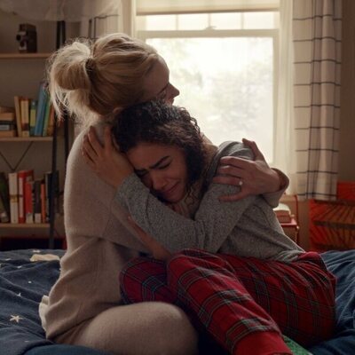 Brianne Howey y Antonia Gentry en Capítulo 6 titulado 'Una muy feliz y especial Navidad al estilo de Ginny y Georgia' de 'Ginny y Georgia'