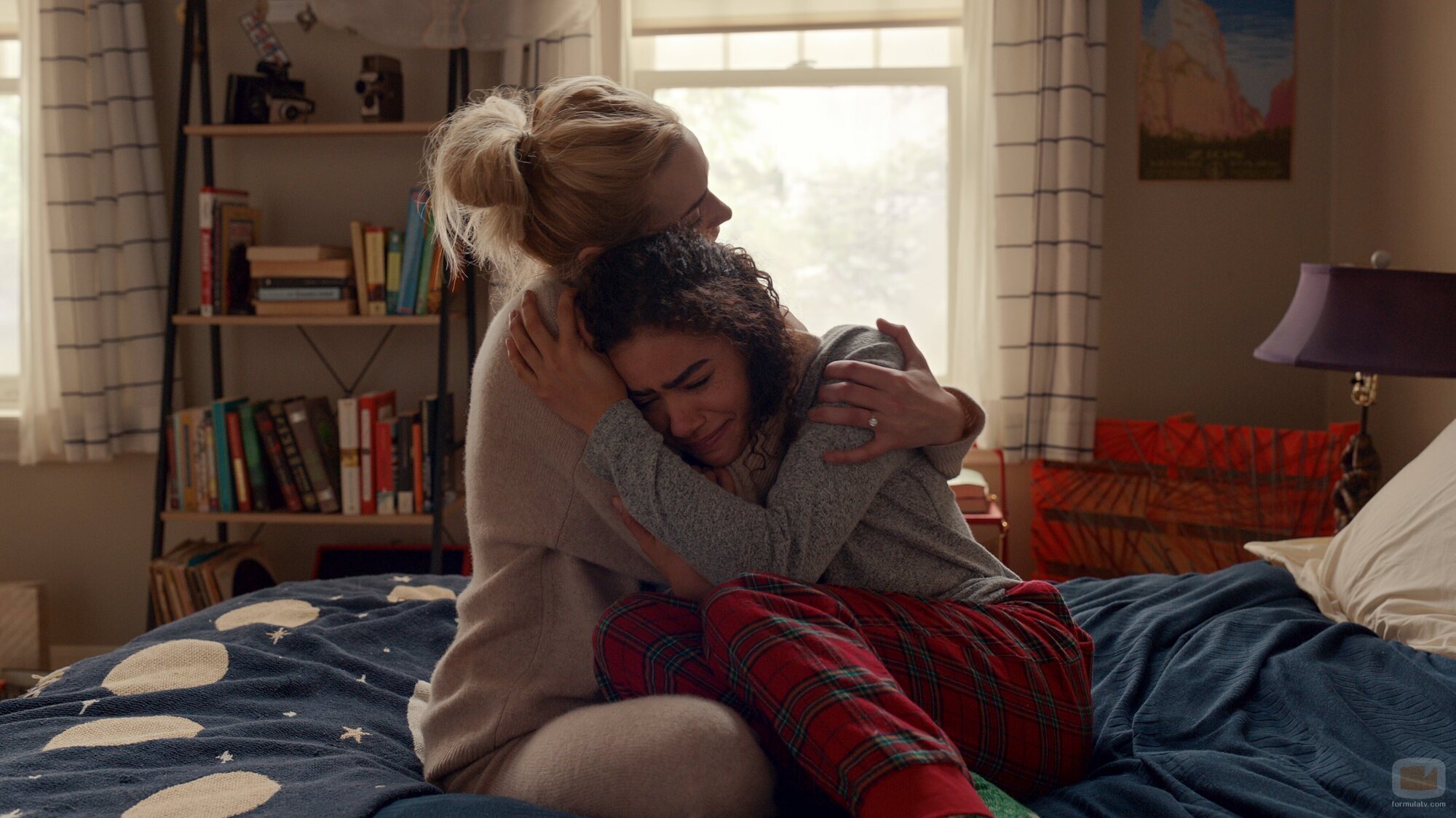 Brianne Howey y Antonia Gentry en Capítulo 6 titulado 'Una muy feliz y especial Navidad al estilo de Ginny y Georgia' de 'Ginny y Georgia'