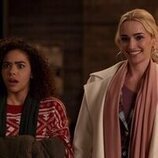 Brianne Howey y Antonia Gentry en 2x06 titulado 'Una muy feliz y especial Navidad al estilo de Ginny y Georgia' de 'Ginny y Georgia'
