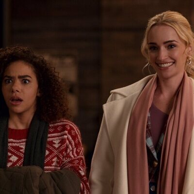 Brianne Howey y Antonia Gentry en 2x06 titulado 'Una muy feliz y especial Navidad al estilo de Ginny y Georgia' de 'Ginny y Georgia'
