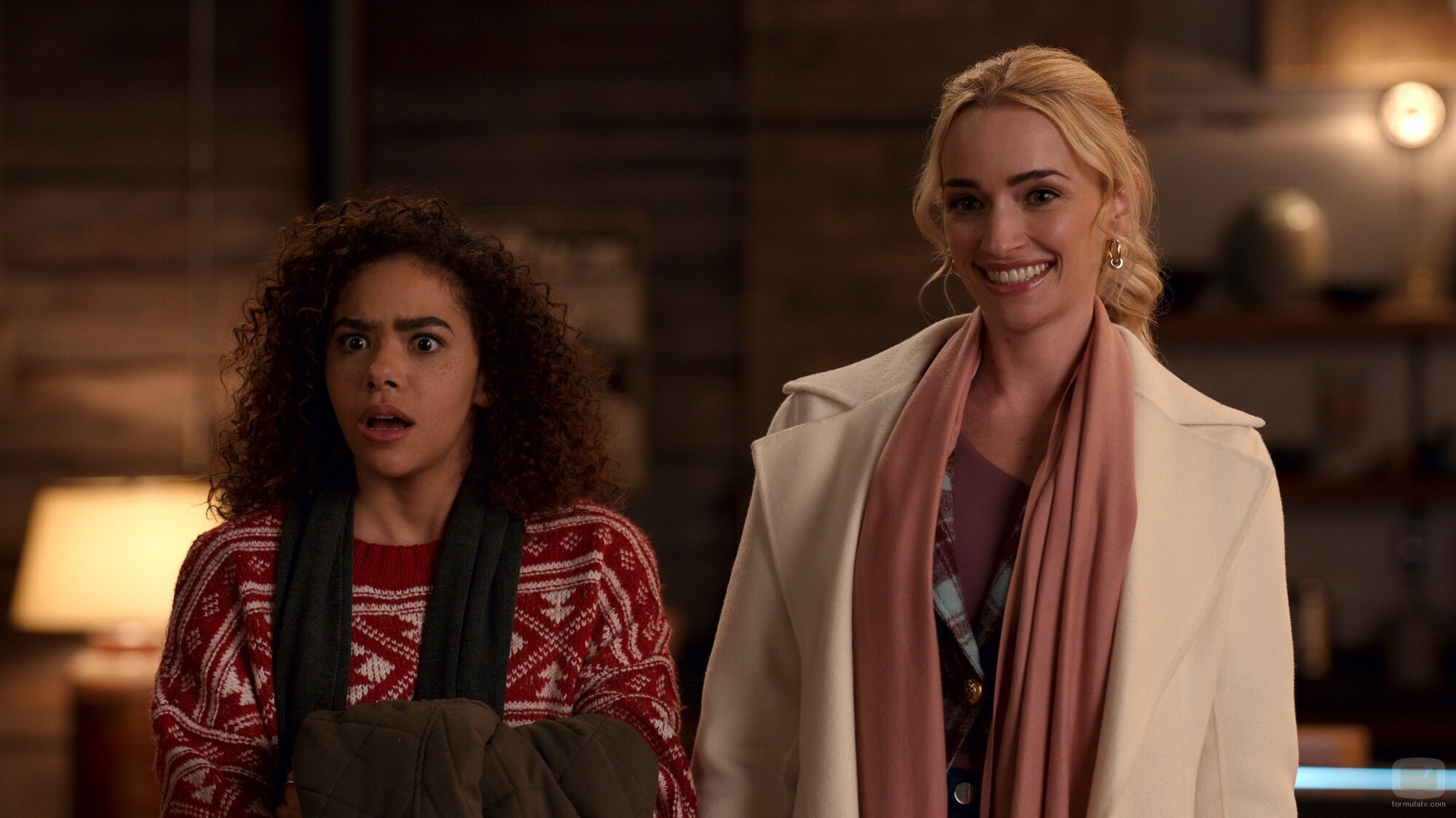 Brianne Howey y Antonia Gentry en 2x06 titulado 'Una muy feliz y especial Navidad al estilo de Ginny y Georgia' de 'Ginny y Georgia'