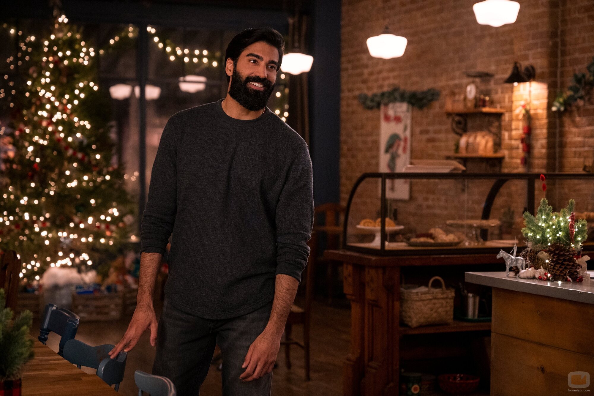 Raymond Ablack en 'Una muy feliz y especial Navidad al estilo de Ginny y Georgia' de 'Ginny y Georgia'