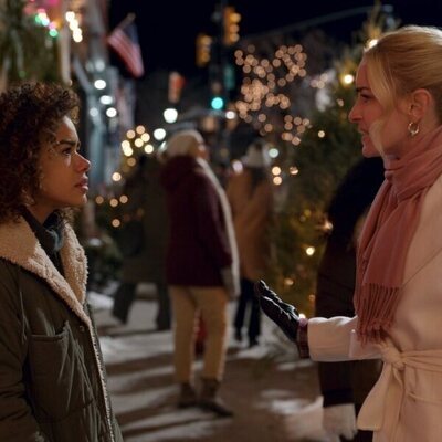 Brianne Howey y Antonia Gentry en el 2x06 de 'Ginny & Georgia'