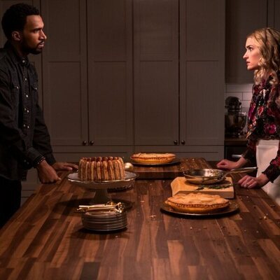 Brianne Howey y Nathan Mitchell en 2x06 titulado 'Una muy feliz y especial Navidad al estilo de Ginny y Georgia' de 'Ginny y Georgia'