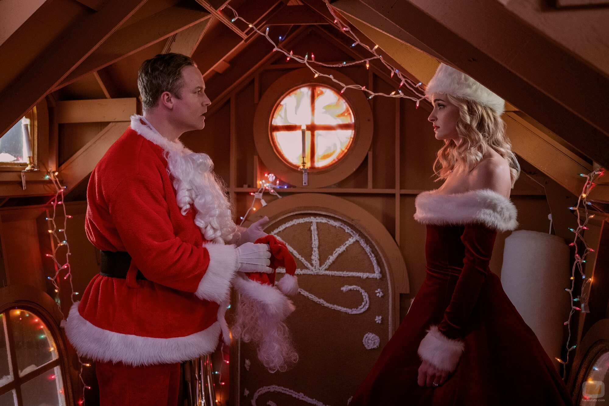Brianne Howey y Scott Porter en 2x06 'Una muy feliz y especial Navidad al estilo de Ginny y Georgia' de 'Ginny y Georgia'
