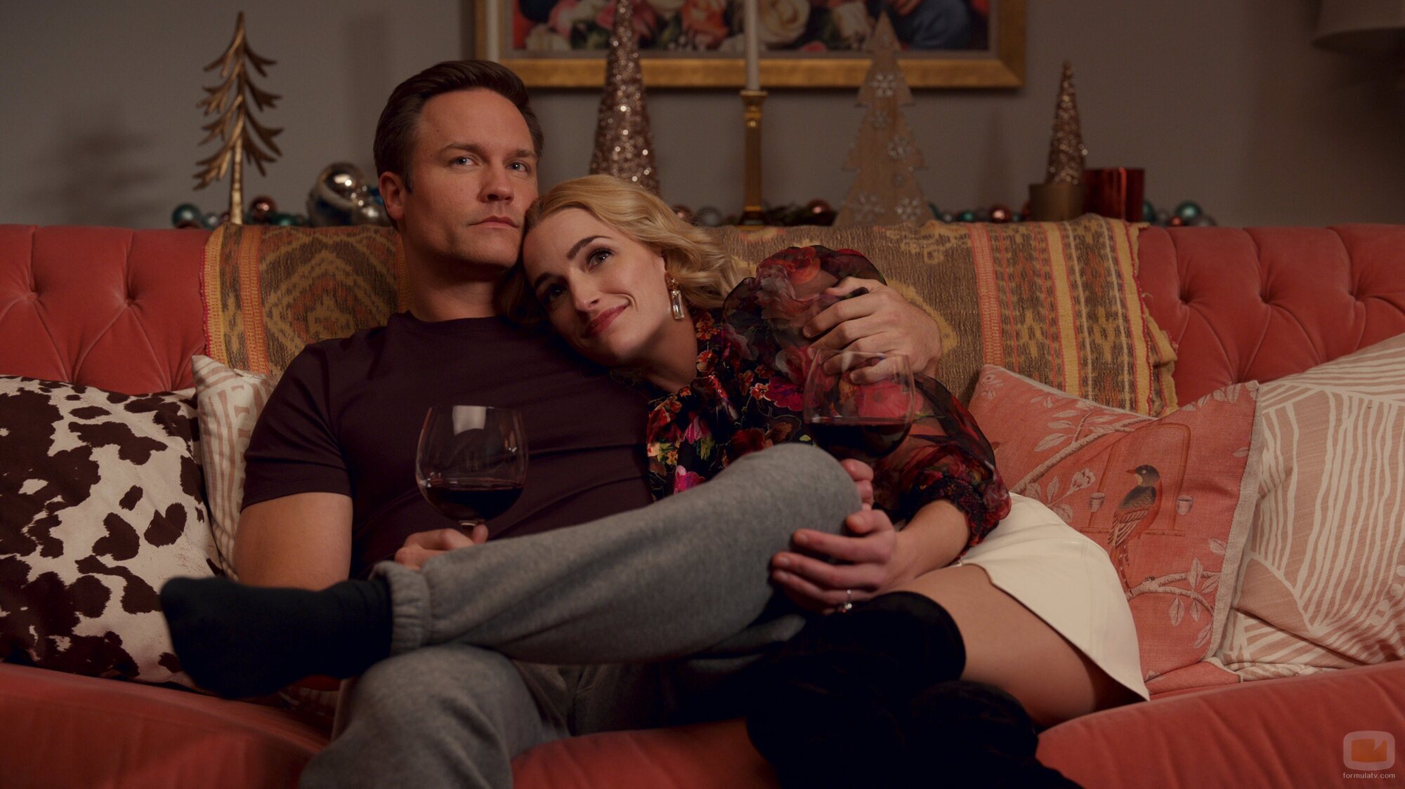 Brianne Howey y Scott Porter en 2x06 titulado 'Una muy feliz y especial Navidad al estilo de Ginny y Georgia' de 'Ginny y Georgia'