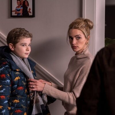 Brianne Howey y Diesel La Torraca en el 2x06 de 'Ginny y Georgia'