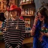 Sara Waisglass y Jennifer Robertson en Capítulo 7 titulado 'Deja que te quitemos las penas con música' de 'Ginny y Georgia'