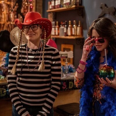 Sara Waisglass y Jennifer Robertson en Capítulo 7 titulado 'Deja que te quitemos las penas con música' de 'Ginny y Georgia'