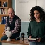 Antonia Gentry y Jonathan Potts en 'Deja que te quitemos las penas con música' de 'Ginny y Georgia'