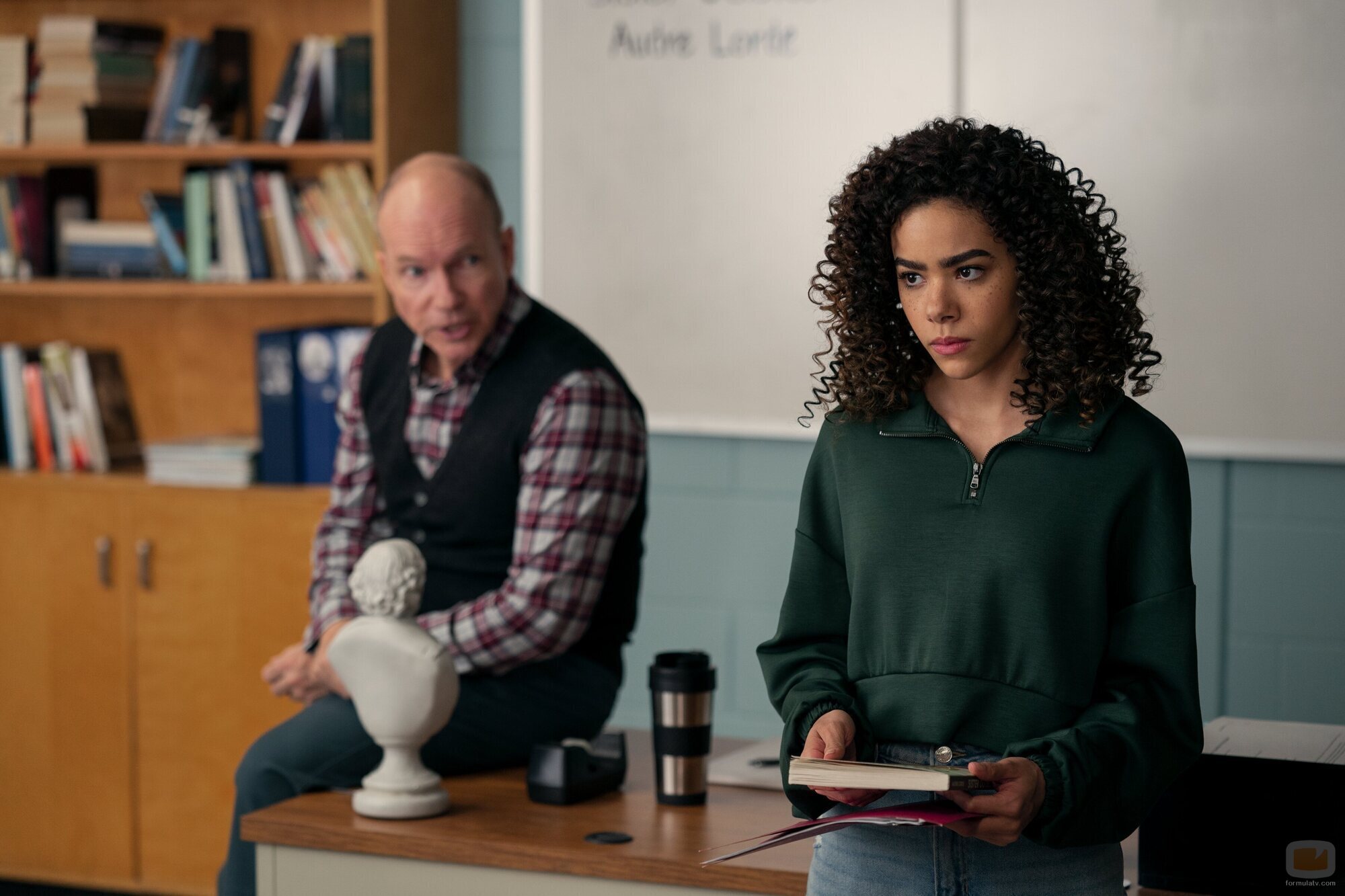 Antonia Gentry y Jonathan Potts en 'Deja que te quitemos las penas con música' de 'Ginny y Georgia'