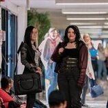 Antonia Gentry y Katelyn Wells en el 'Deja que te quitemos las penas con música' de 'Ginny & Georgia'