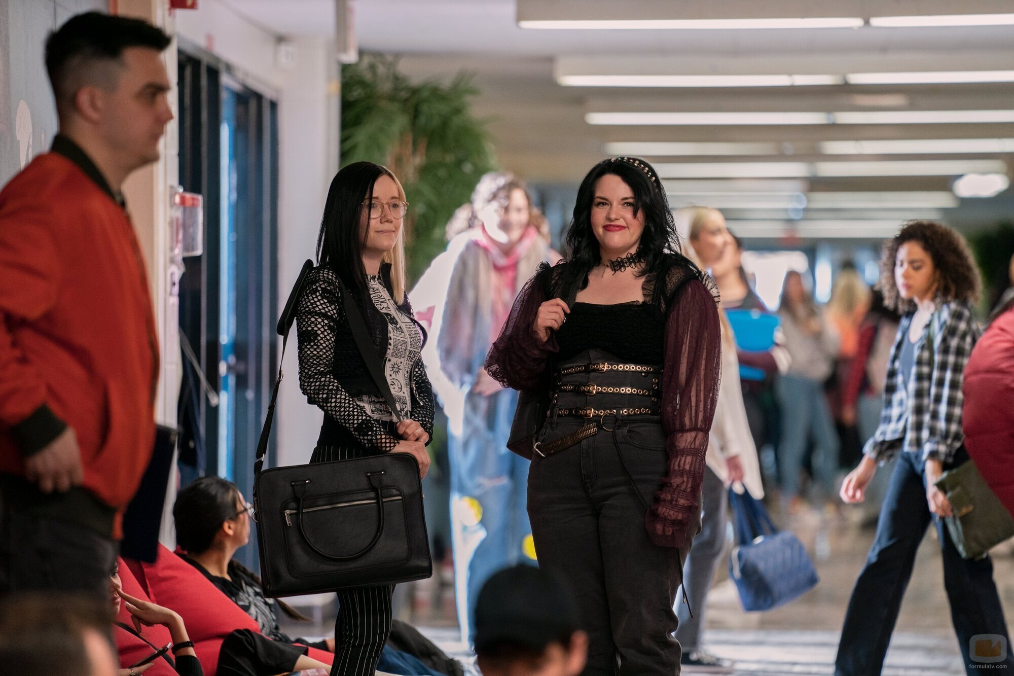 Antonia Gentry y Katelyn Wells en el 'Deja que te quitemos las penas con música' de 'Ginny & Georgia'