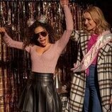 Brianne Howey y Antonia Gentry en el 'Deja que te quitemos las penas con música' de 'Ginny & Georgia'