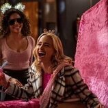Escena de Brianne Howey y Antonia Gentry en el 'Deja que te quitemos las penas con música' de 'Ginny & Georgia'
