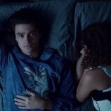 Brianne Howey y Felix Mallard en el 2x08 de 'Ginny & Georgia'