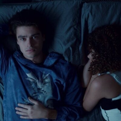 Brianne Howey y Felix Mallard en el 2x08 de 'Ginny & Georgia'