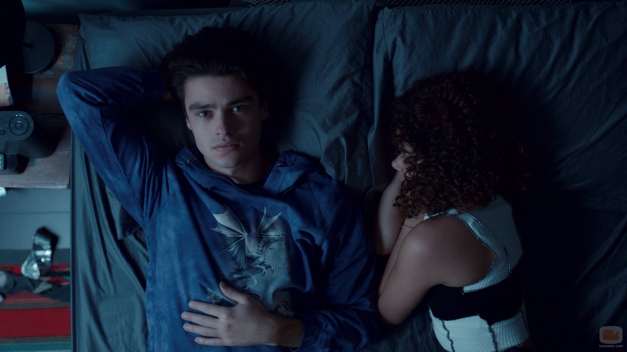 Brianne Howey y Felix Mallard en el 2x08 de 'Ginny & Georgia'