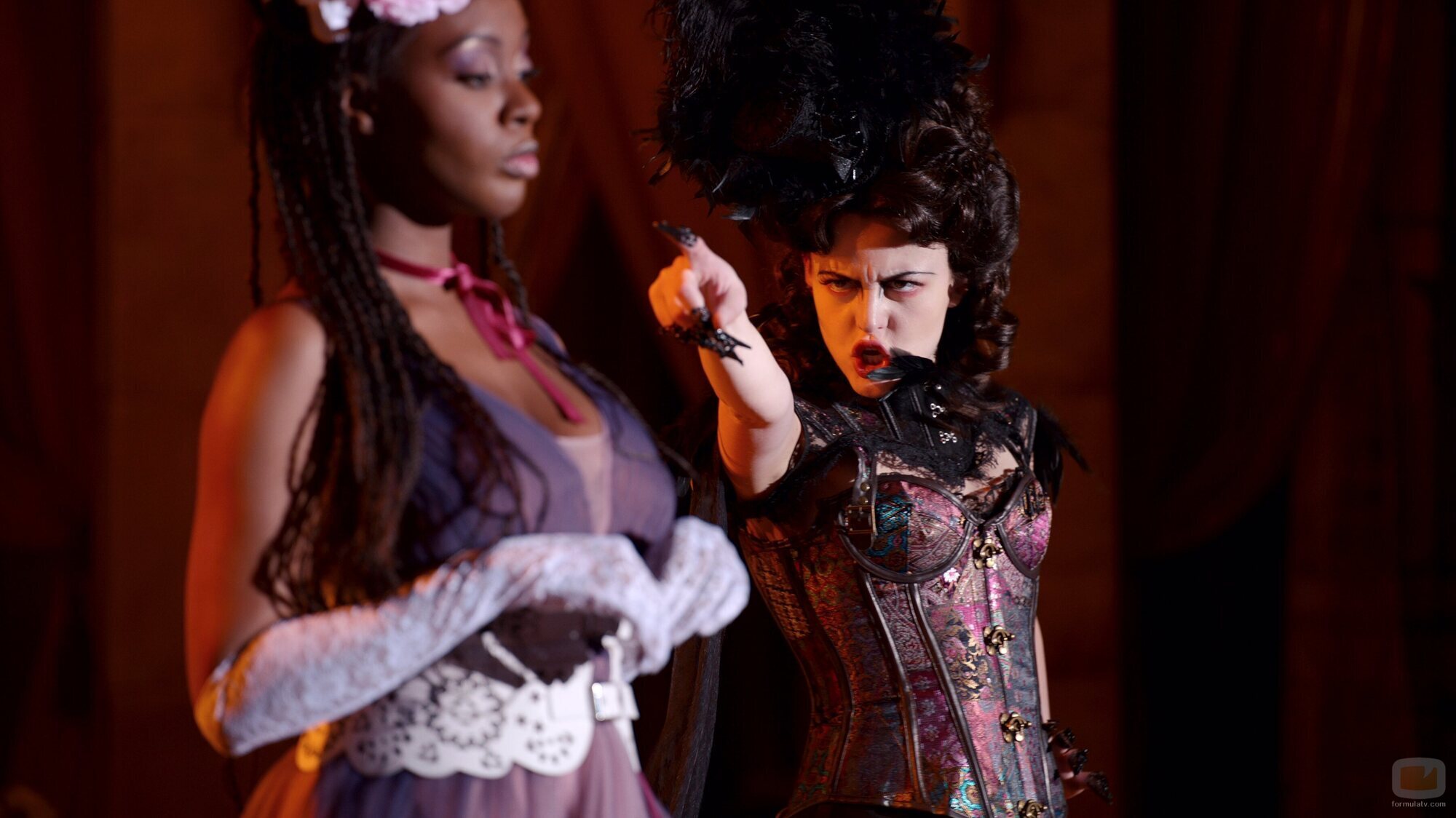 Sara Waisglass y Tameka Griffiths en el 2x08 de 'Ginny & Georgia'