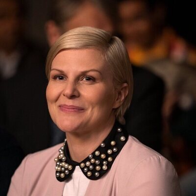 Jennifer Robertson en '¡Escuchad! La oscuridad desciende' de 'Ginny y Georgia'