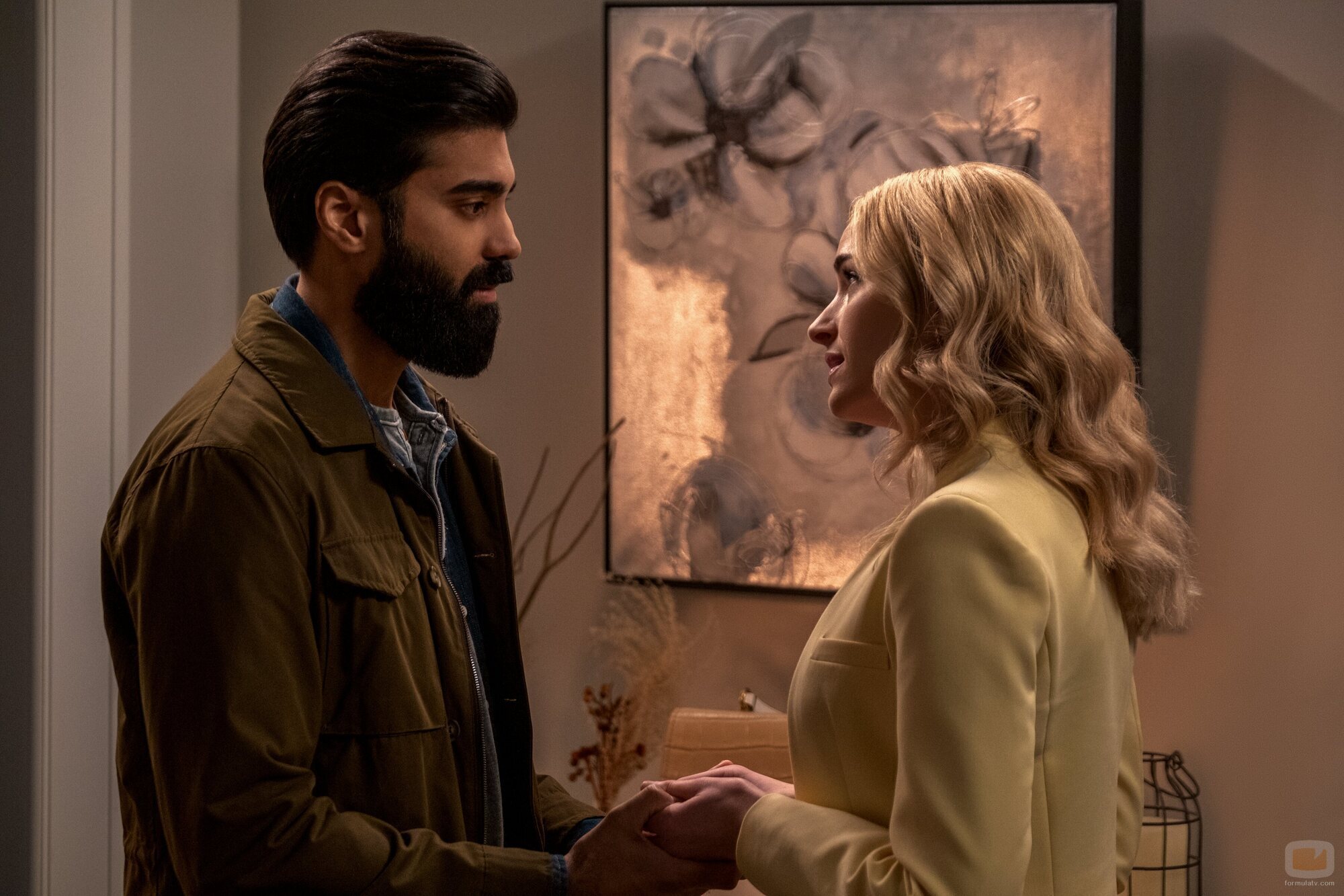 Brianne Howey y Raymond Ablack en el 2x09 de 'Ginny & Georgia'